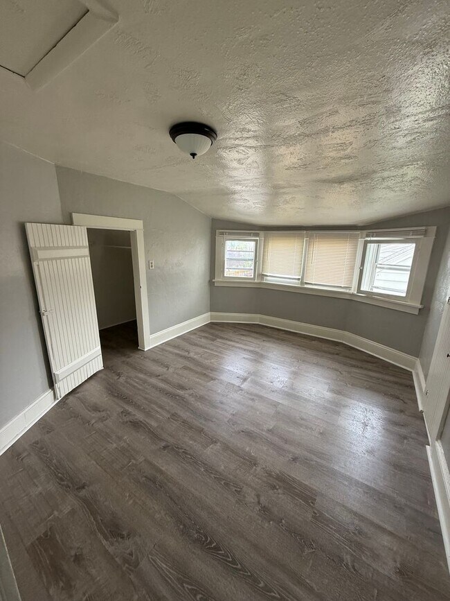 Building Photo - JMK Management-PM-022-0154-1126