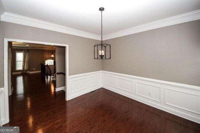 Building Photo - 1004 E Paces Chase