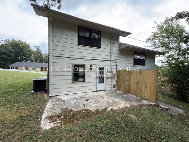 Building Photo - 2318 Green Forest Dr