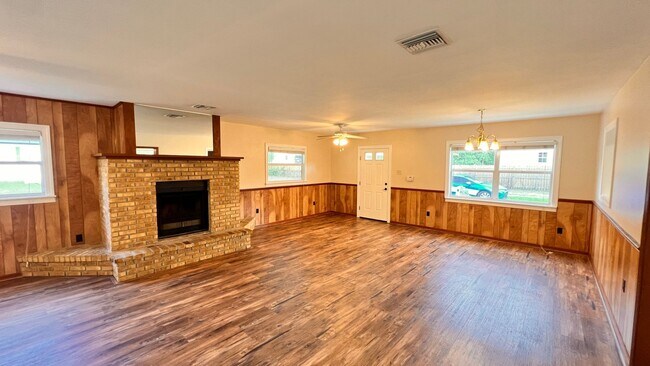 Building Photo - Modern Comfort Meets Prime Location – Spac...