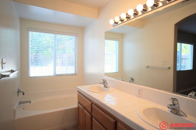 Building Photo - MOVE IN SPECIAL!!! $750 OFF FIRST MONTHS R...