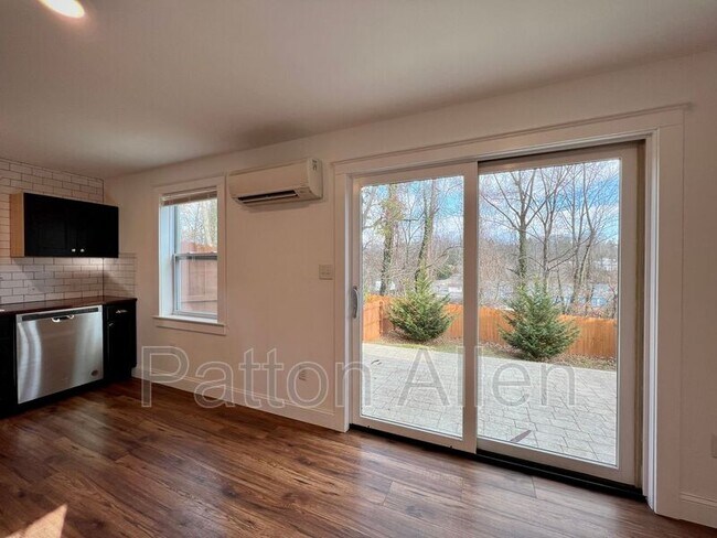 Building Photo - 125 Burton St