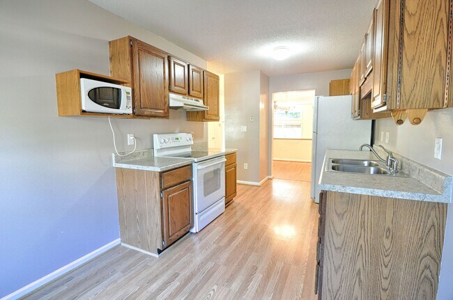 Building Photo - Townhouse close to UNC-CH!