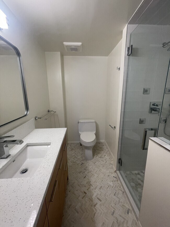 Building Photo - 1576 E Lakewood Dr