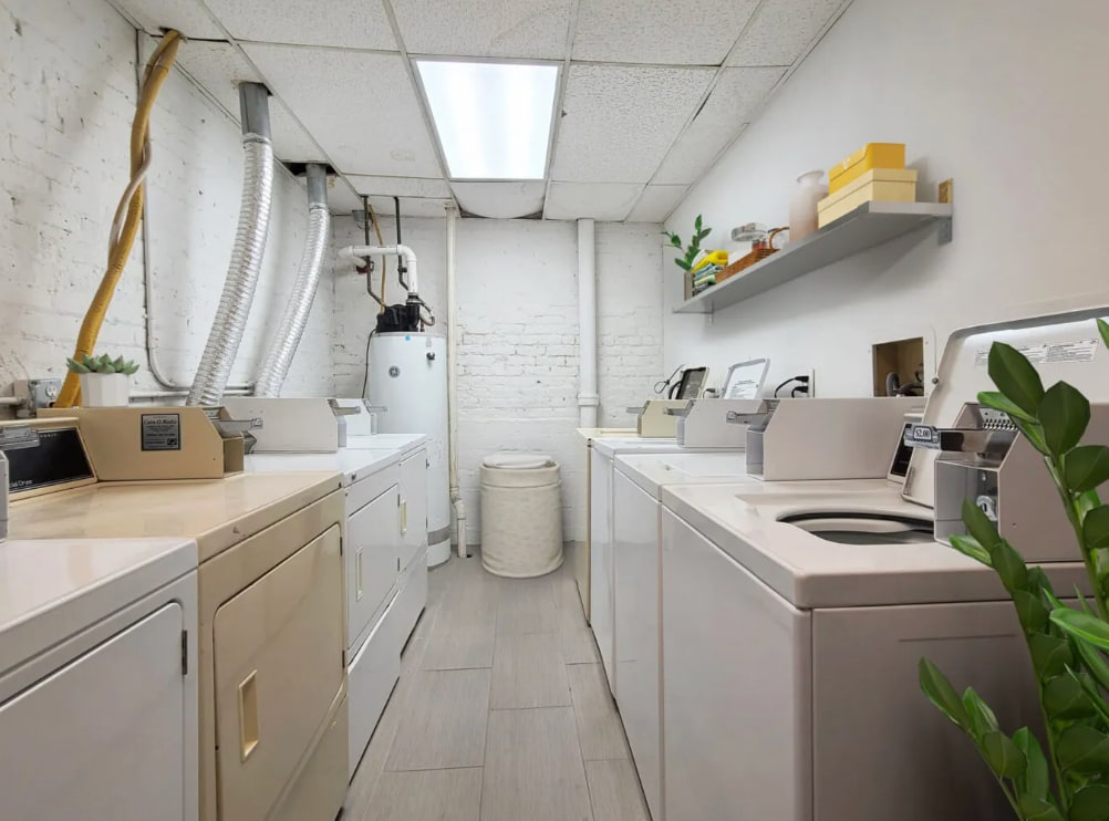 Building Photo - 917 W Dakin St