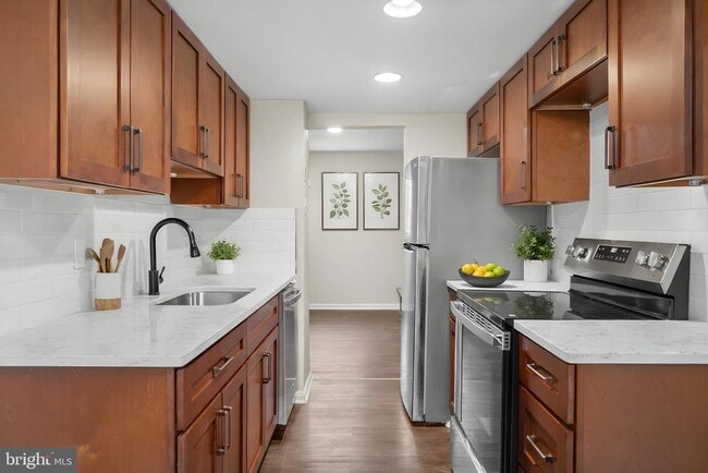 Building Photo - 813 Delafield St NE