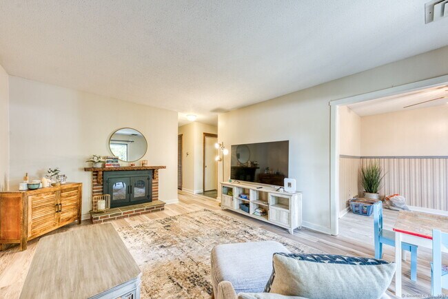 Building Photo - 10 Deepwood Dr