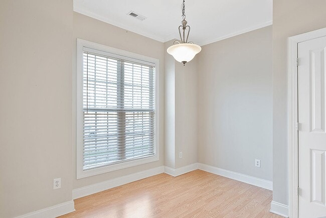 Building Photo - 3 Bed, 2.5 Bath Townhome in the heart of D...