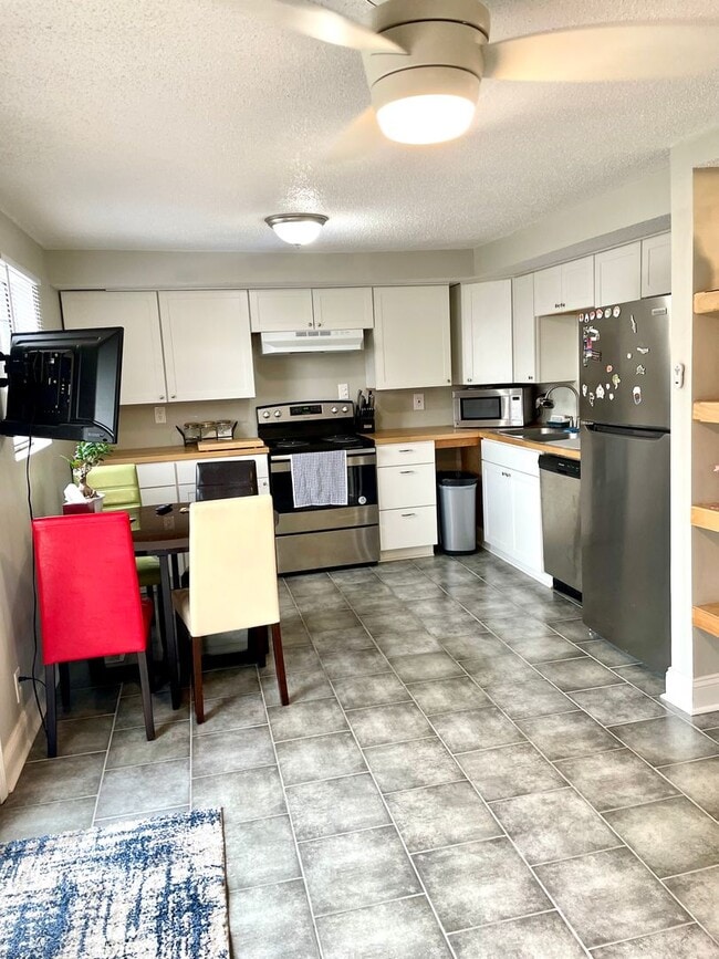 Building Photo - Adorable 2 bedroom Home in Prime Location Near UT and Bearden