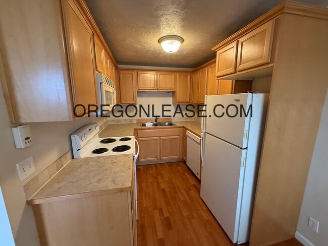 Building Photo - 1 bed 1 bath upstairs apartment near downtown Eugene