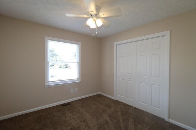 Building Photo - 212 Foxwood Dr