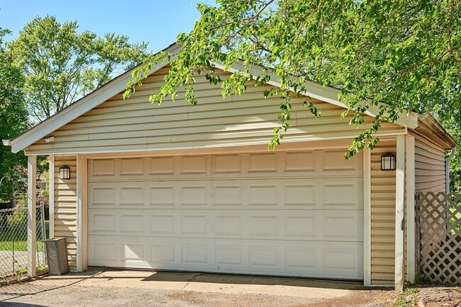 Building Photo - 8418 W Crain St