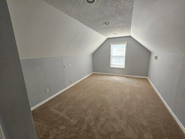 Building Photo - Elgin beauty with large bonus room