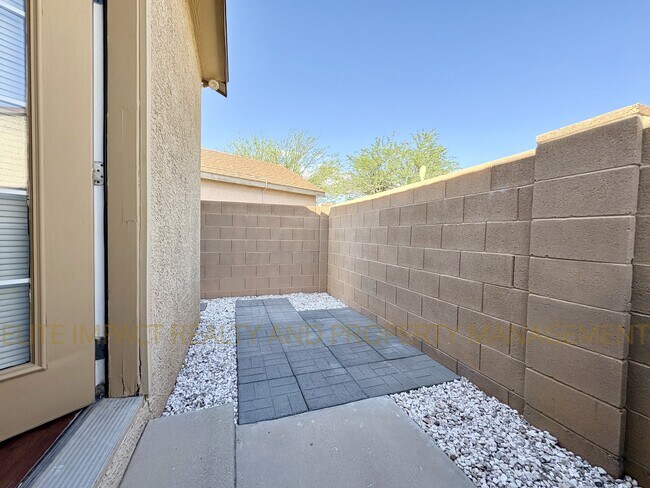 Building Photo - 4247 E White Water Dr
