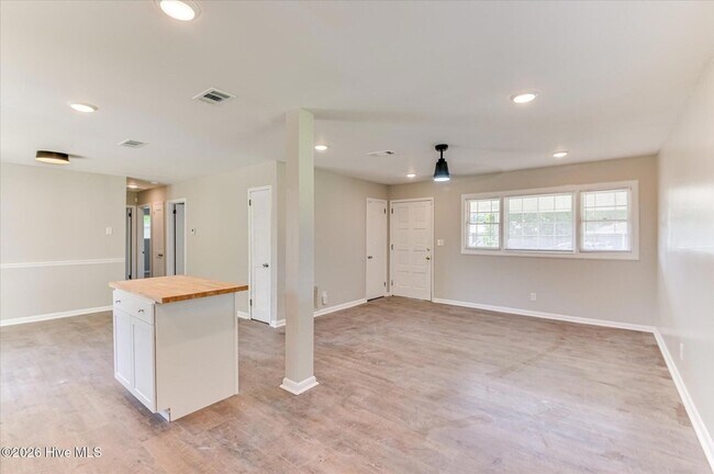 Building Photo - 1831 Cottonwood Dr