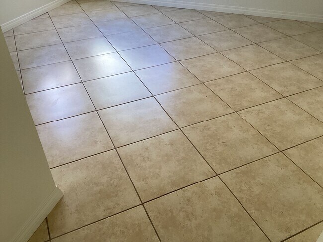 Building Photo - Downstairs Condo Located in the Gated Community of Las Palmas