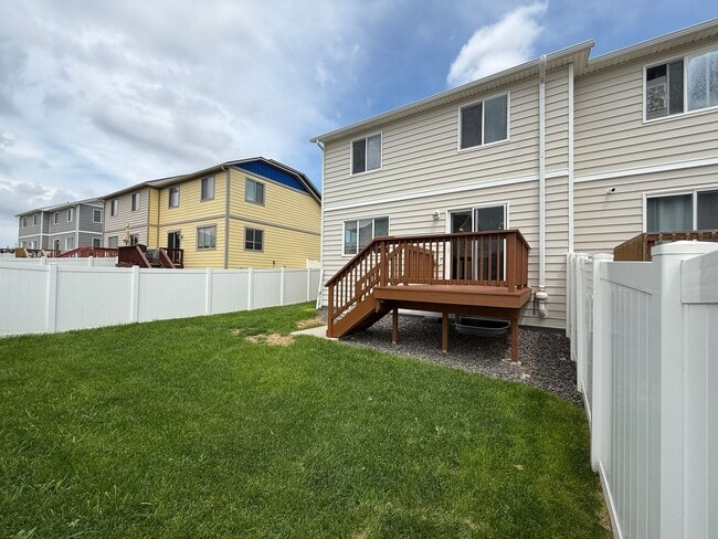 Building Photo - 4 Bedroom, 3.5 Bathroom Townhome in Cheyen...