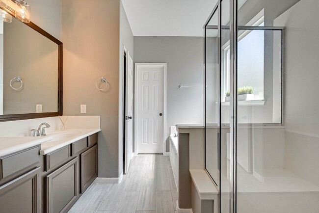 Building Photo - Two-story, 4BD/2.5BR renovated home in Fie...