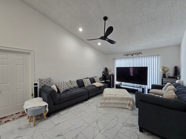 Building Photo - 1530 Royal Forest Ct