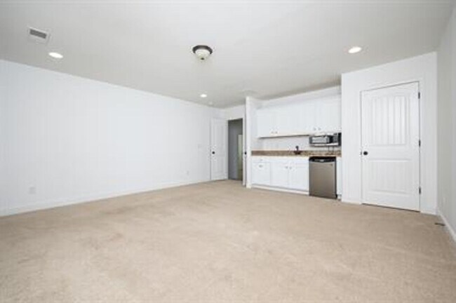Building Photo - Stunning 4/3 Available Now!