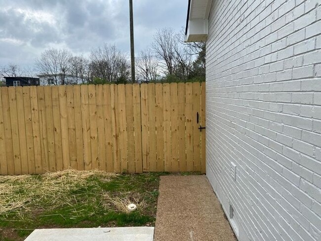 Building Photo - Cute Renovated 2 Bedroom Duplex in East Nashville!