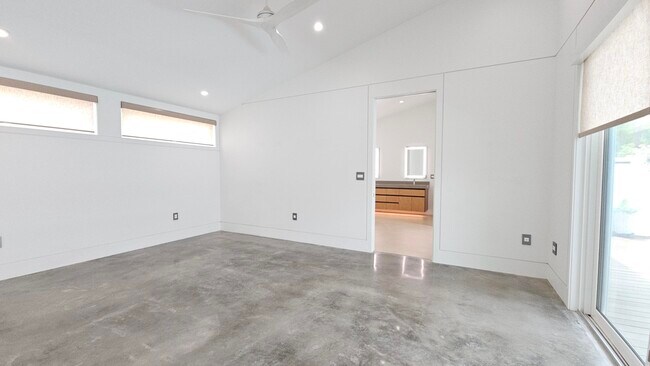 Building Photo - 63 1st Ct