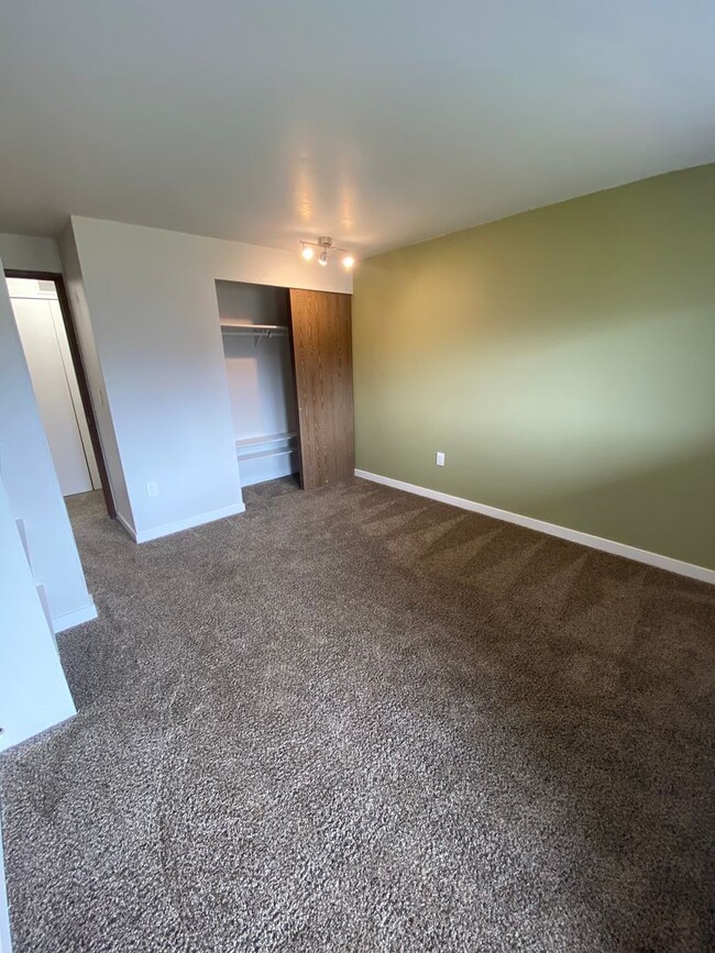 Building Photo - Well maintained (1) bedroom, (1) bathroom ...