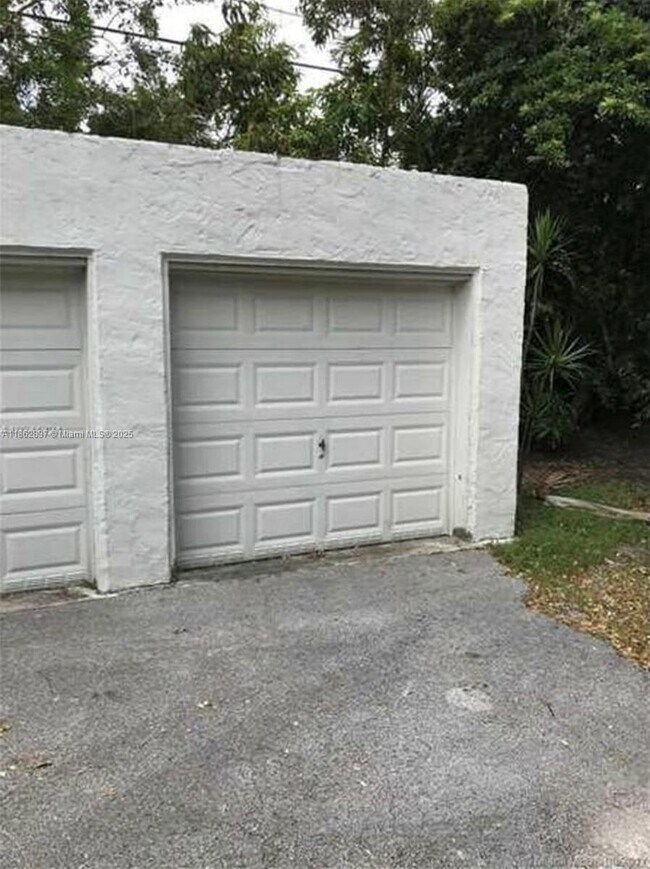 Building Photo - 3308 S Le Jeune Rd