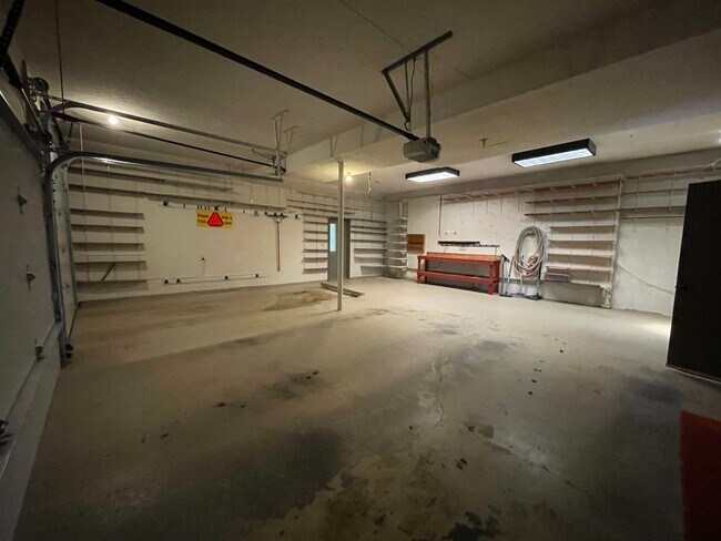 Building Photo - Glenview Hills HUGE 3 Bedroom 2.5 Bath Hom...