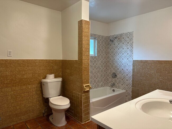 Building Photo - AVB2