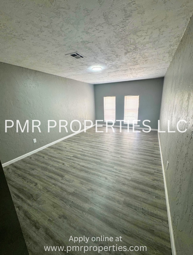 Building Photo - 3 Bedroom / 1.5 Bathroom Home