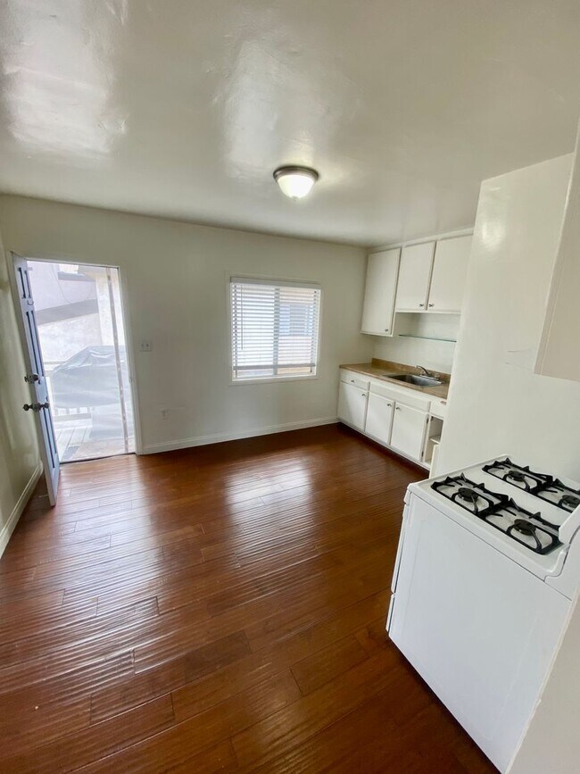 Building Photo - 4671 Westlawn Ave