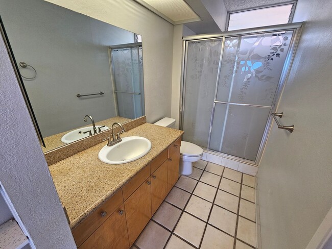 Building Photo - Bright 2-Bedroom Condo with Lanai