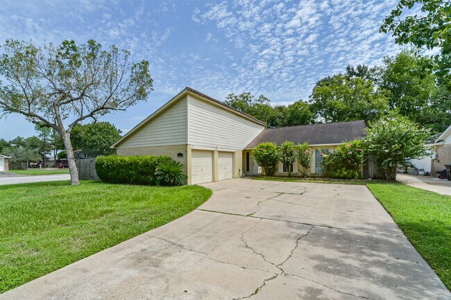 Building Photo - 2122 Clemson Dr