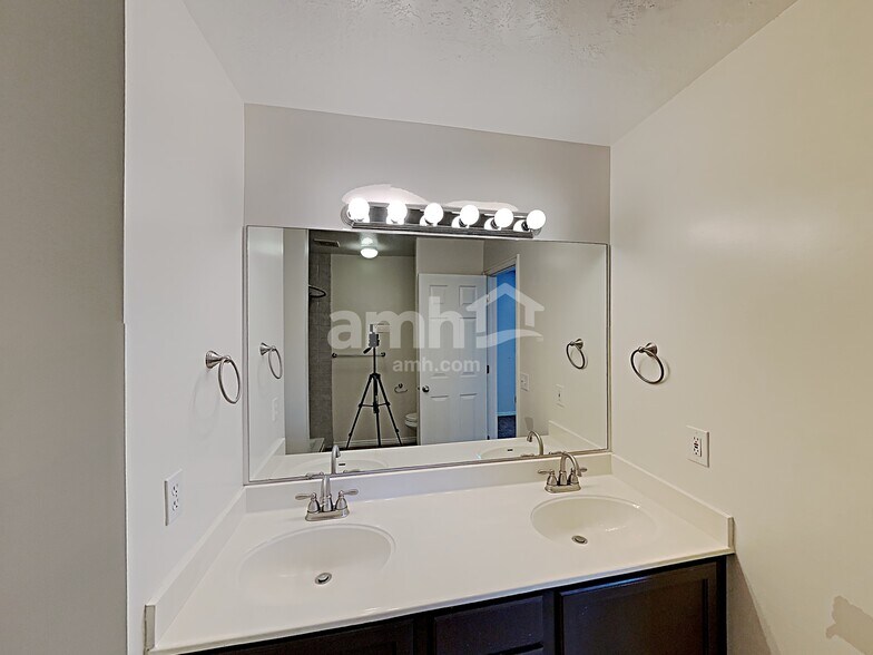 Building Photo - 8607 McGinnis Ln