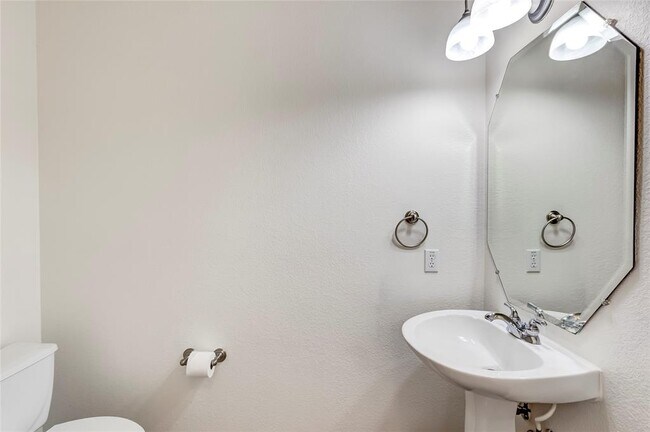 Building Photo - 15617 Pumpkin Ridge Dr