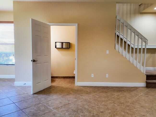 Building Photo - 3 Bedroom 2.5 Bath Single Family home in V...
