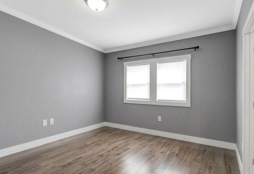 Building Photo - 10 Oak St