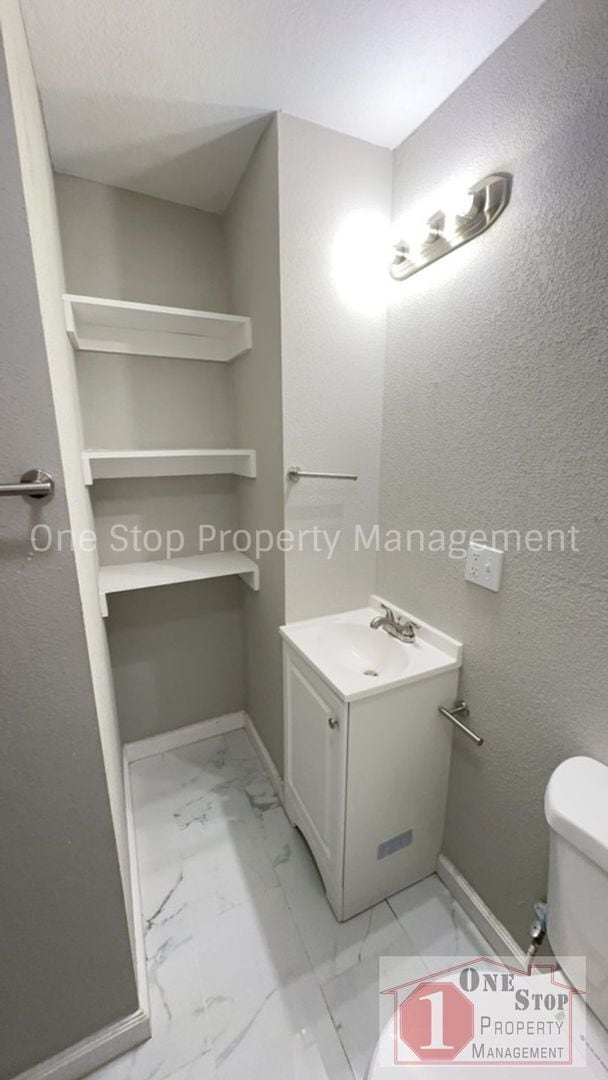 Building Photo - Beautiful 3 Bedroom 2 Bathroom in Independ...