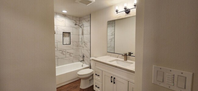 Building Photo - 3213150