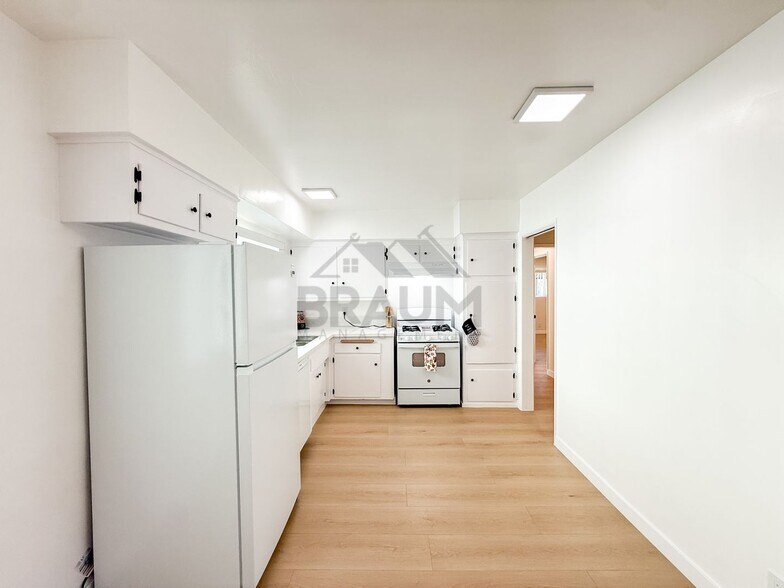 Building Photo - 13129 Oxnard St