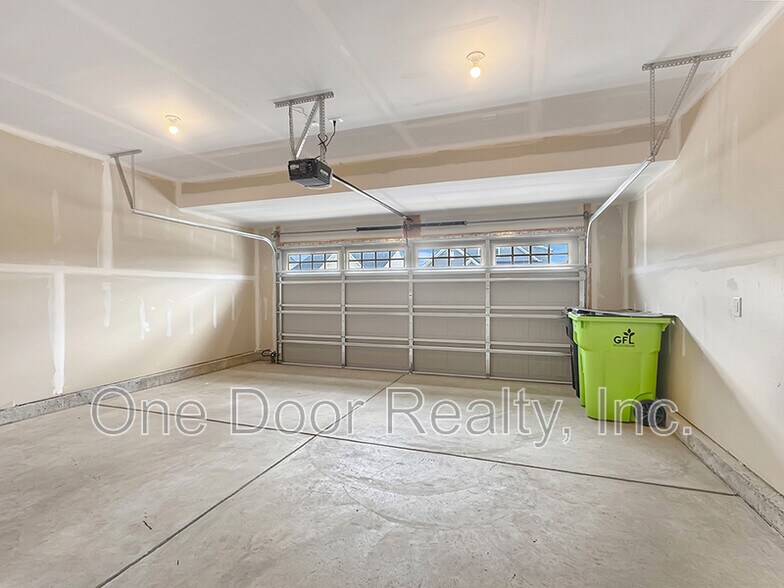 Building Photo - 105 Ironsmith Wy