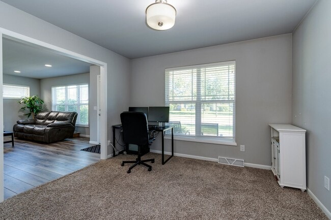 Building Photo - Professionally Managed Home in Convenient ...