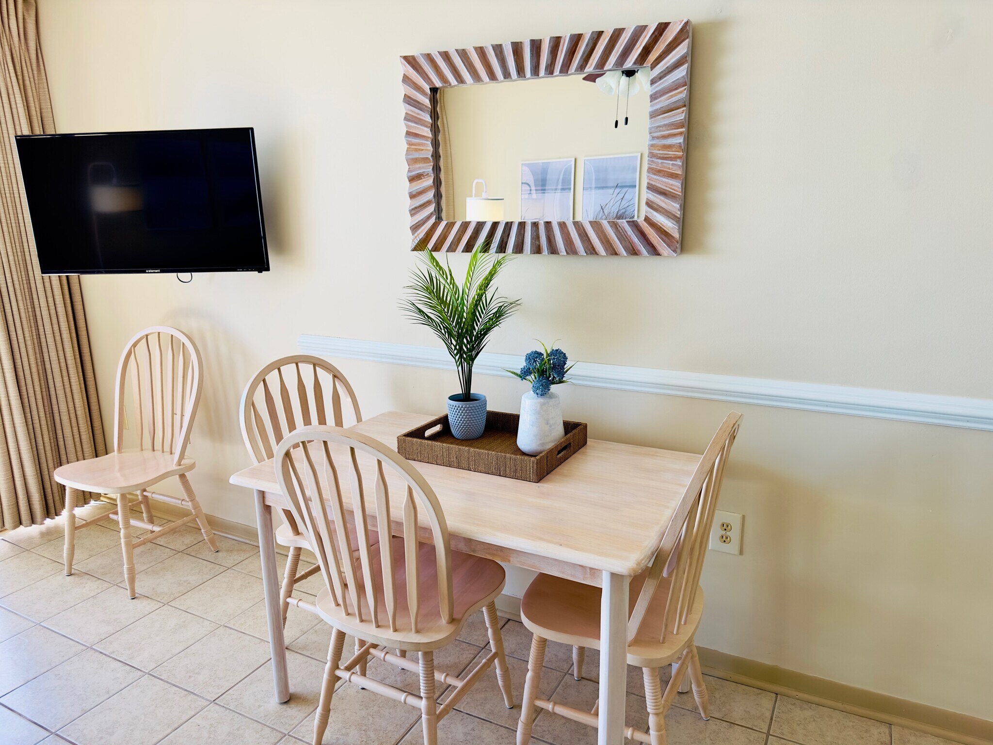 Dining Area - 2406 N Ocean Blvd