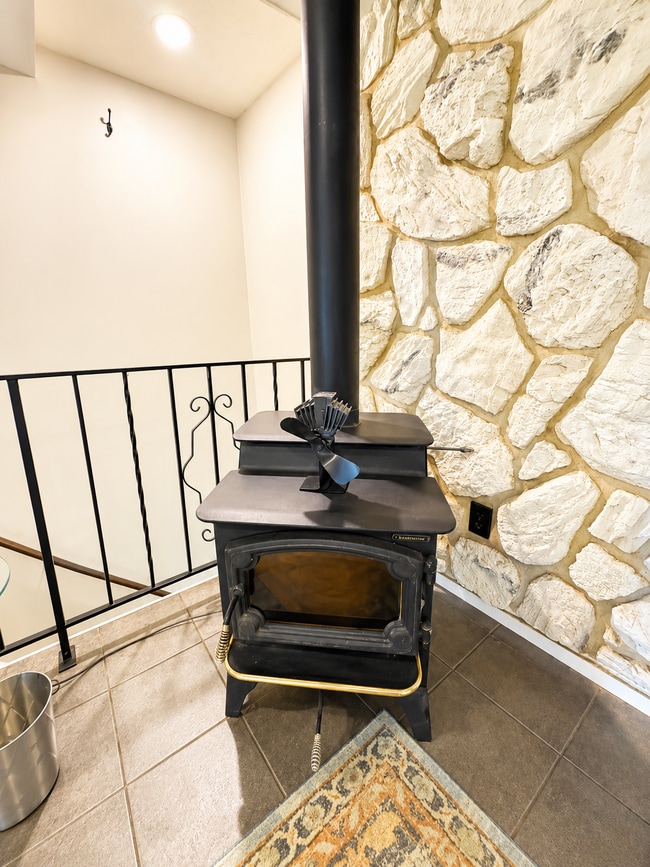 Building Photo - Caretaker Rental Opportunity – Fully Furnished Home in Historic Spring City