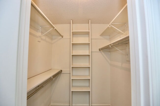 Building Photo - Ready 03-06-26! 2 Primary Suites! Near Little Creek, Dam Neck & Oceana Bases!