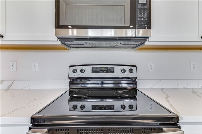 Building Photo - Beautiful Three Bedroom, Two Bathroom