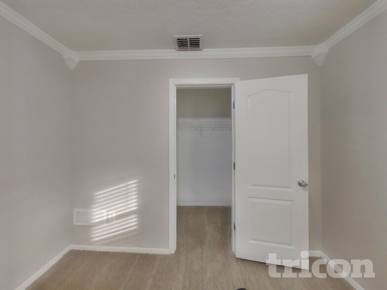 Building Photo - 11931 Alexandra Dr