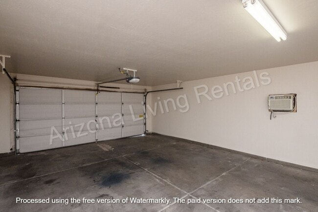 Building Photo - MOVE IN SPECIAL $800 OFF