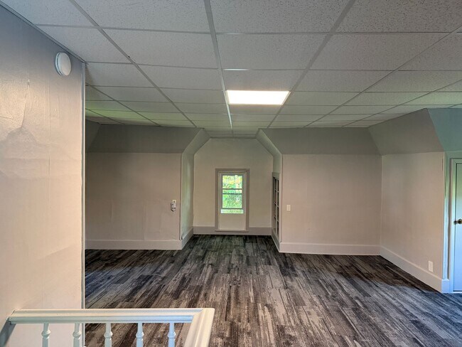 Building Photo - 3 Bed 1 Bath Home with Garage